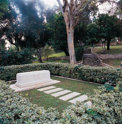 Graves of Vera and Chaim Weizmann (left and right, respectively)